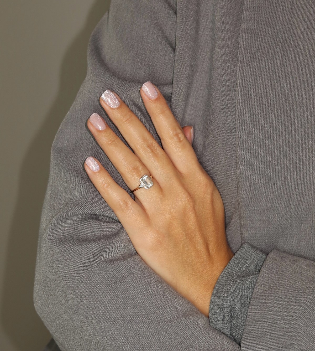 Молочний манікюр на короткі нігті квітня: ідеї чистої краси