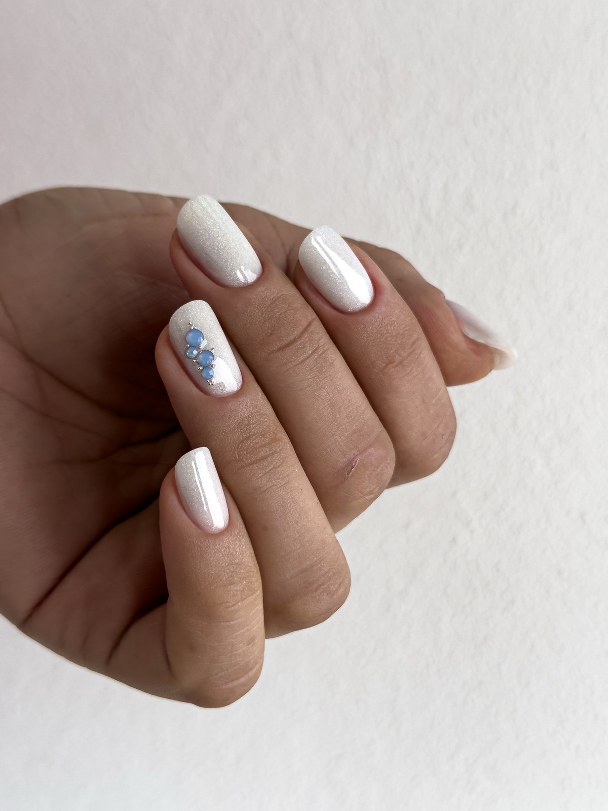 Молочний манікюр на короткі нігті квітня: ідеї чистої краси