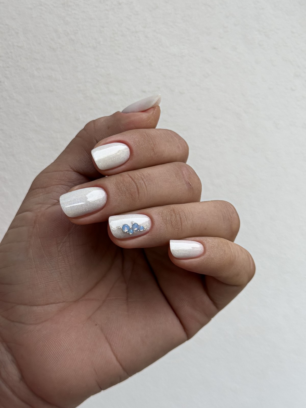 Молочний манікюр на короткі нігті квітня: ідеї чистої краси