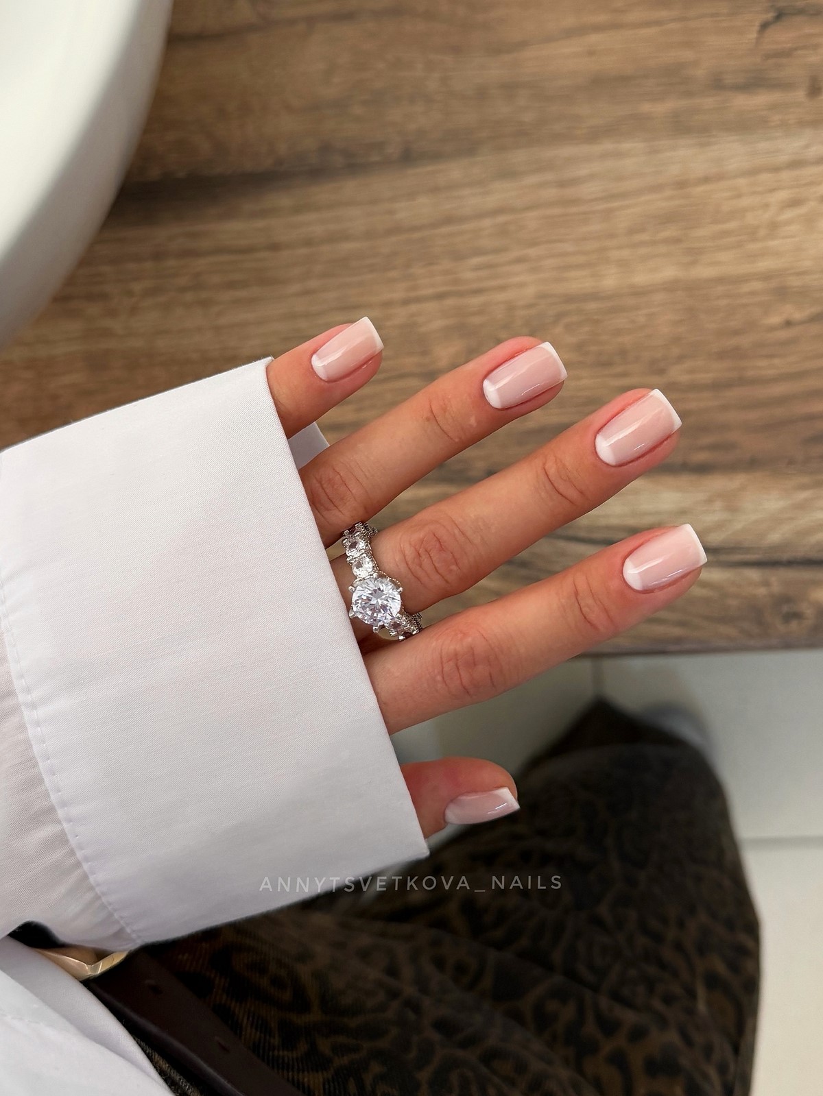 Молочний манікюр на короткі нігті квітня: ідеї чистої краси