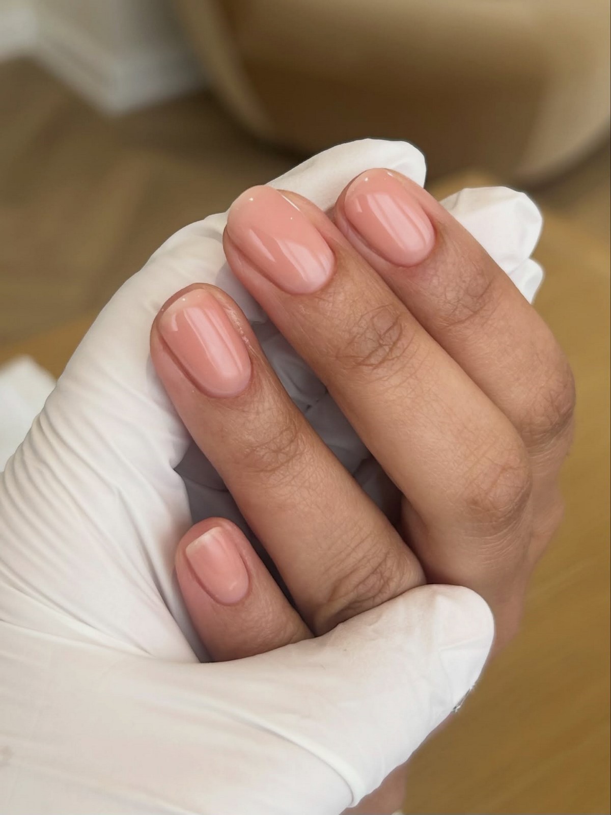 Молочний манікюр на короткі нігті квітня: ідеї чистої краси