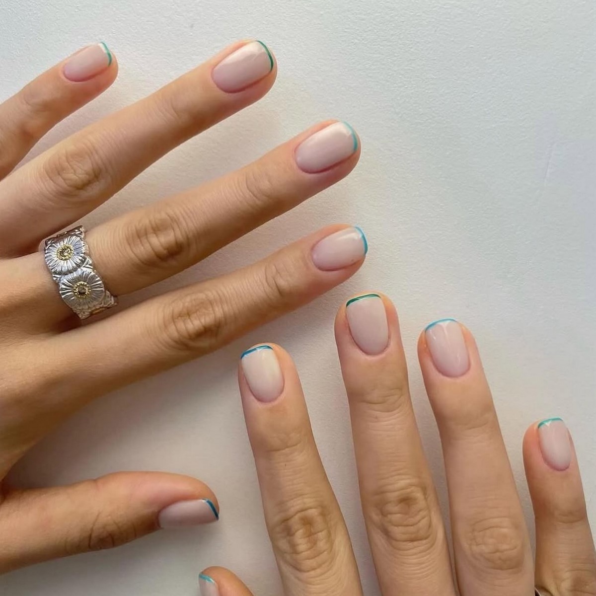 Молочний манікюр на короткі нігті квітня: ідеї чистої краси