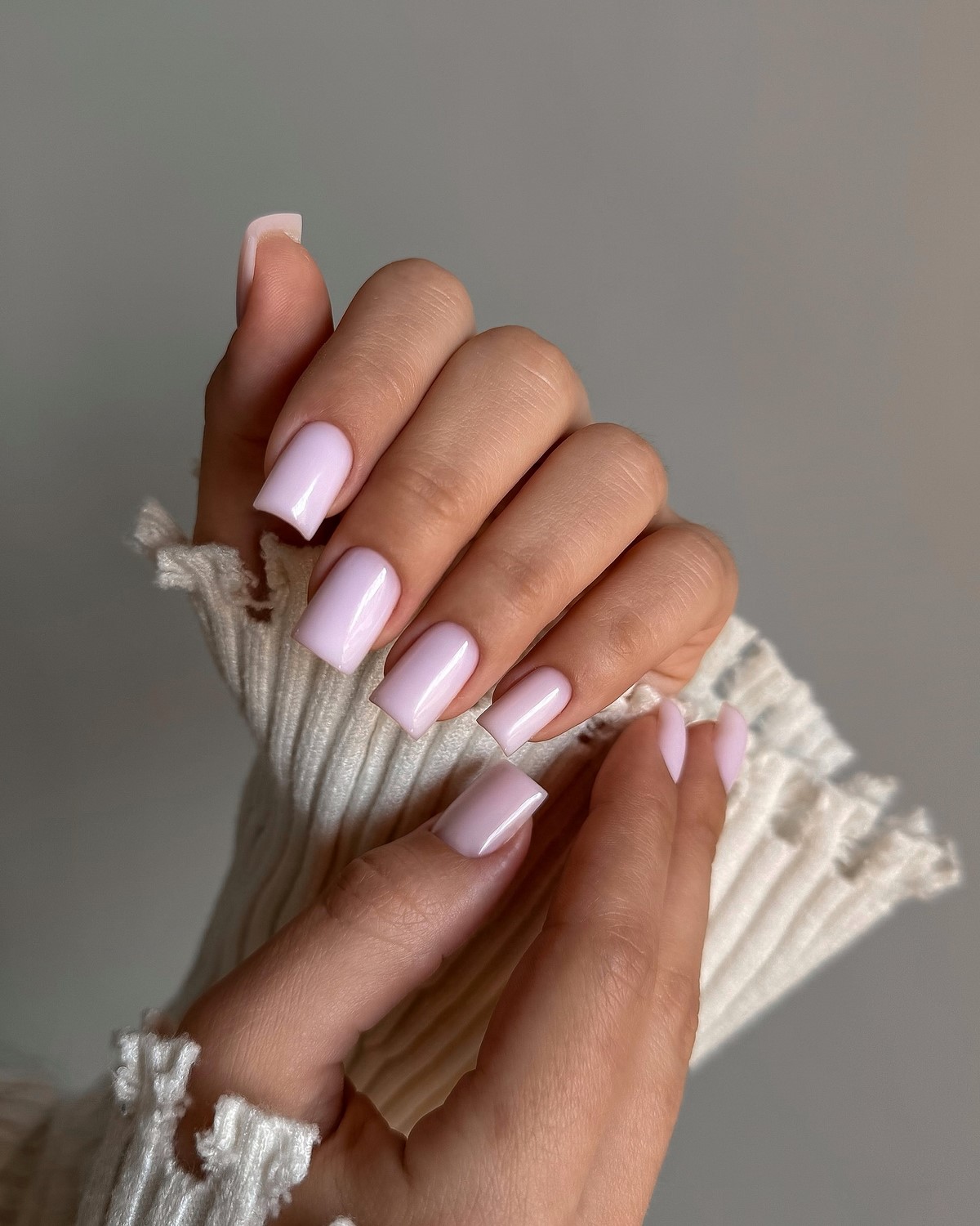 Молочний манікюр на короткі нігті квітня: ідеї чистої краси