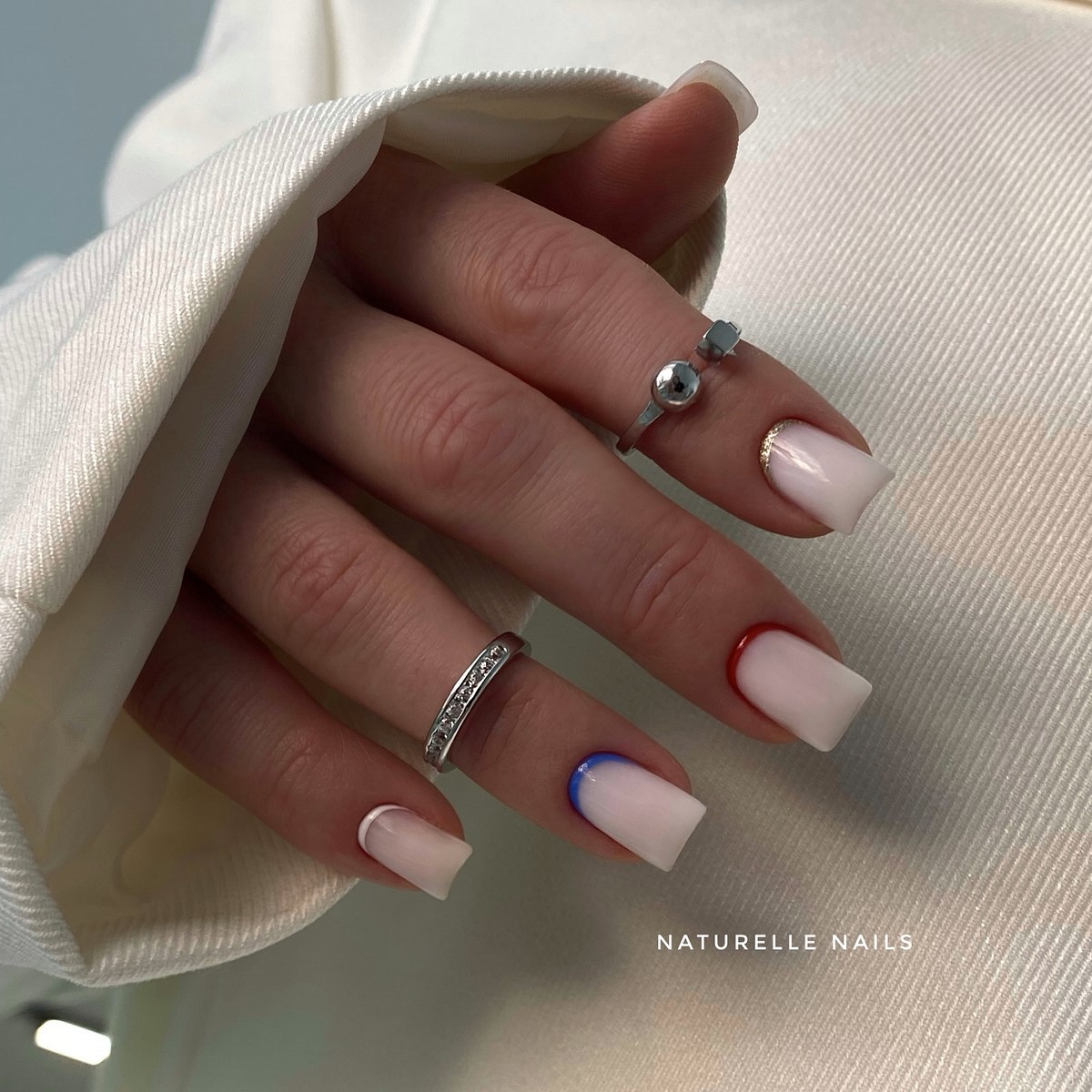 Молочний манікюр на короткі нігті квітня: ідеї чистої краси