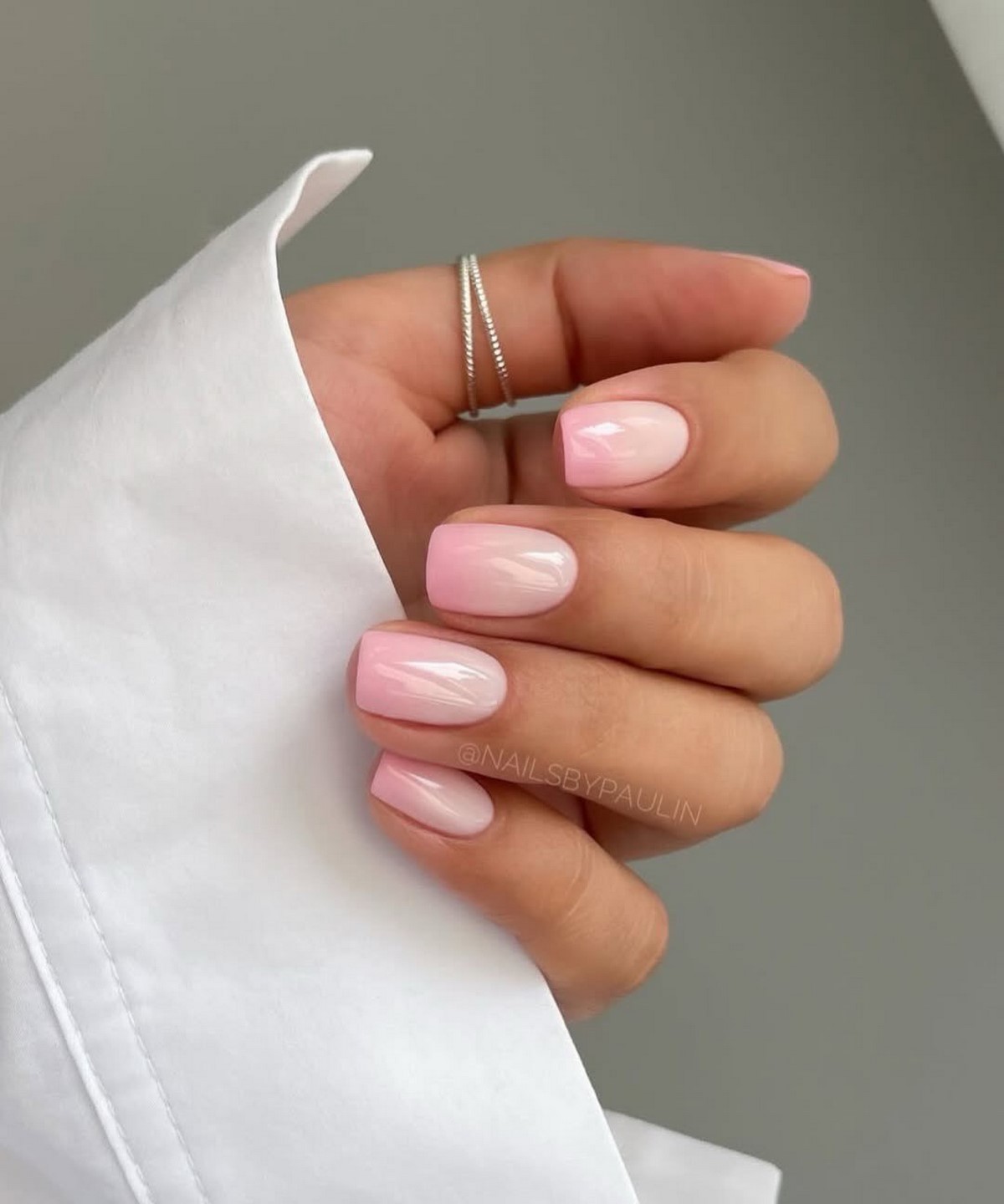 Молочний манікюр на короткі нігті квітня: ідеї чистої краси