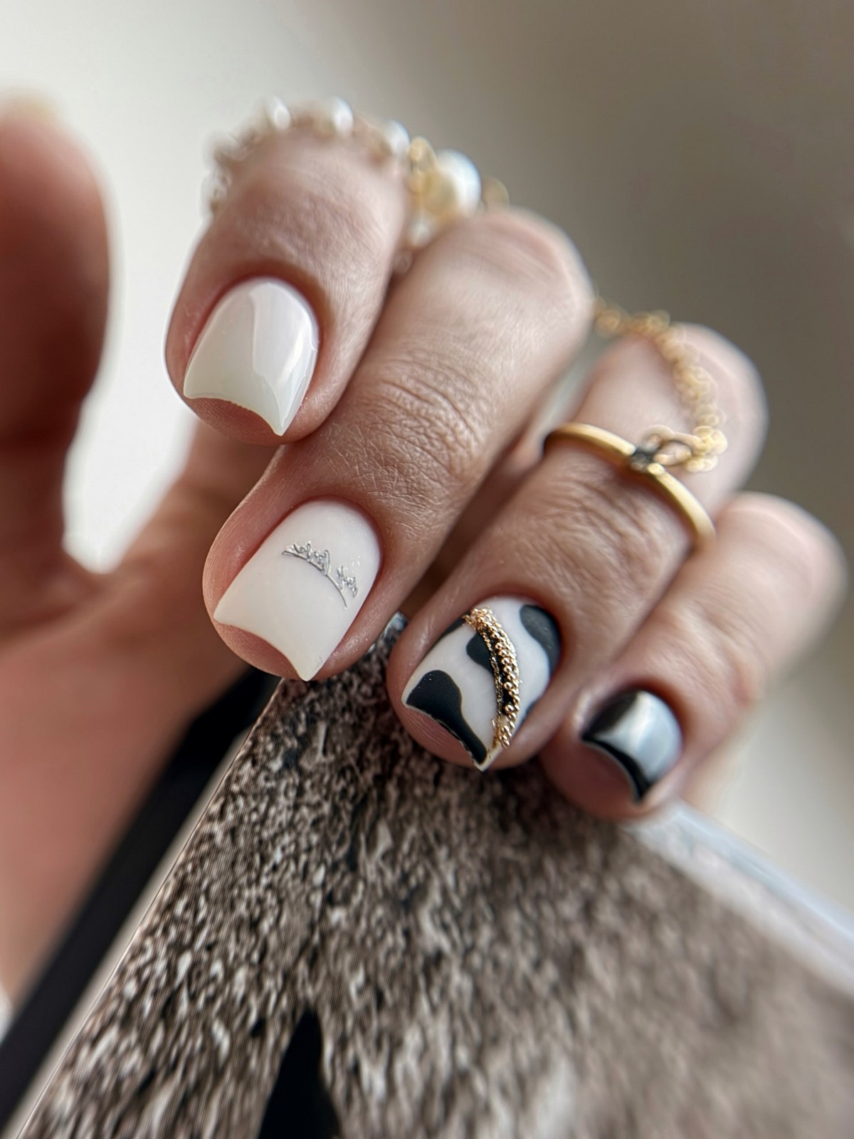 Молочний манікюр на короткі нігті квітня: ідеї чистої краси