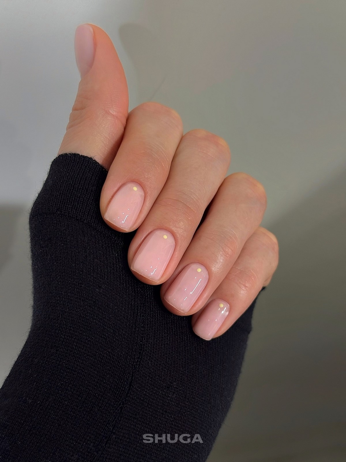 Молочний манікюр на короткі нігті квітня: ідеї чистої краси