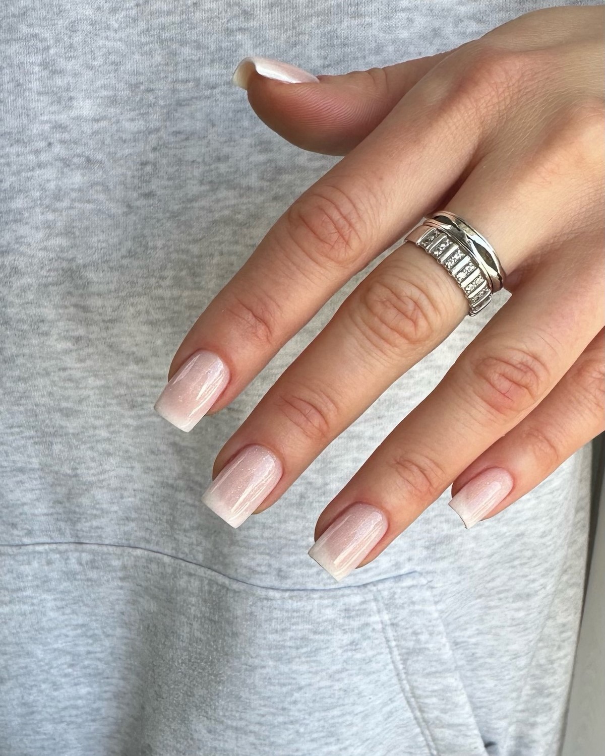 Молочний манікюр на короткі нігті квітня: ідеї чистої краси