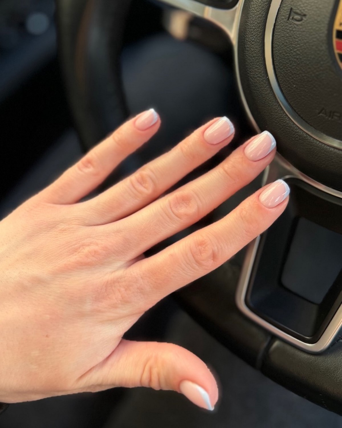 Молочний манікюр на короткі нігті квітня: ідеї чистої краси