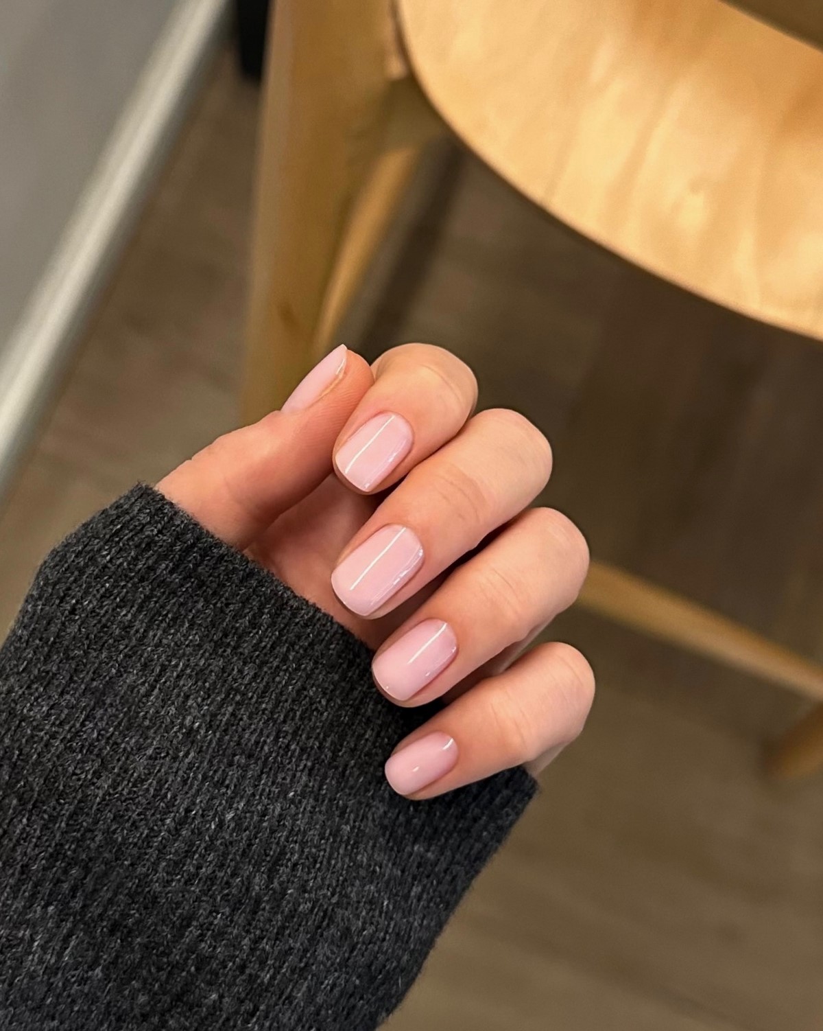 Молочний манікюр на короткі нігті квітня: ідеї чистої краси