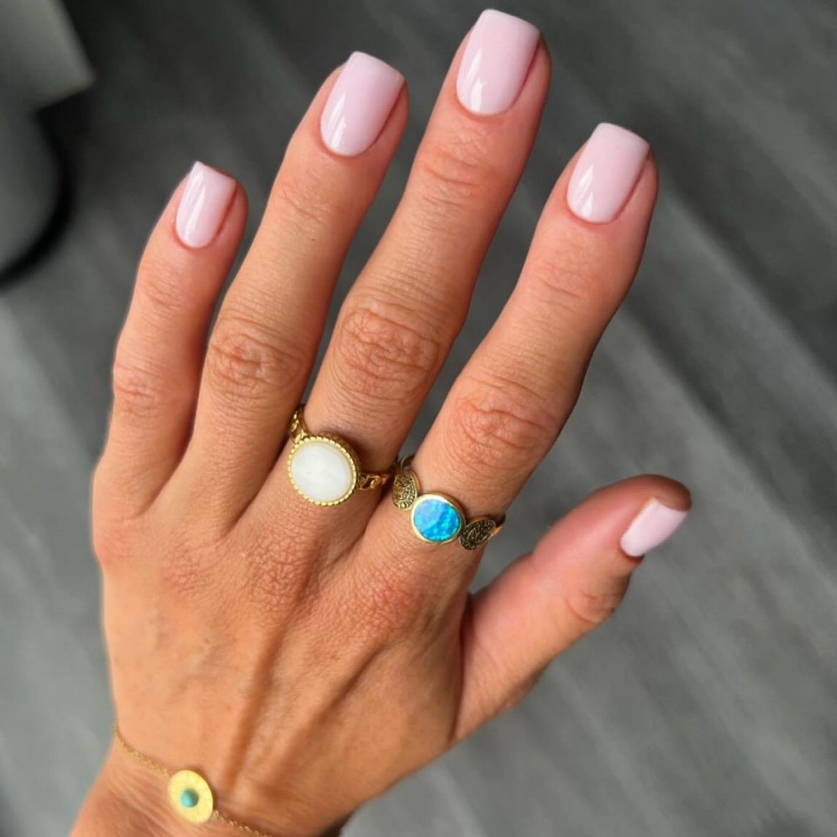 Молочний манікюр на короткі нігті квітня: ідеї чистої краси