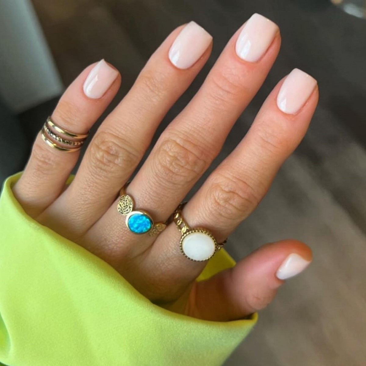 Молочний манікюр на короткі нігті квітня: ідеї чистої краси