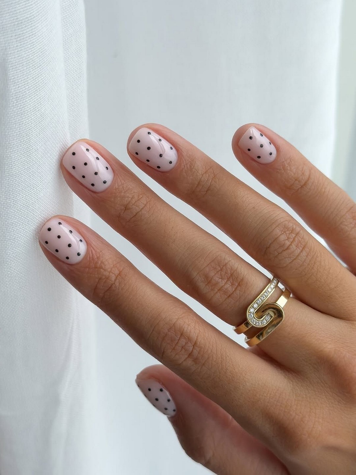 Молочний манікюр на короткі нігті весни 2026: ніжні ідеї