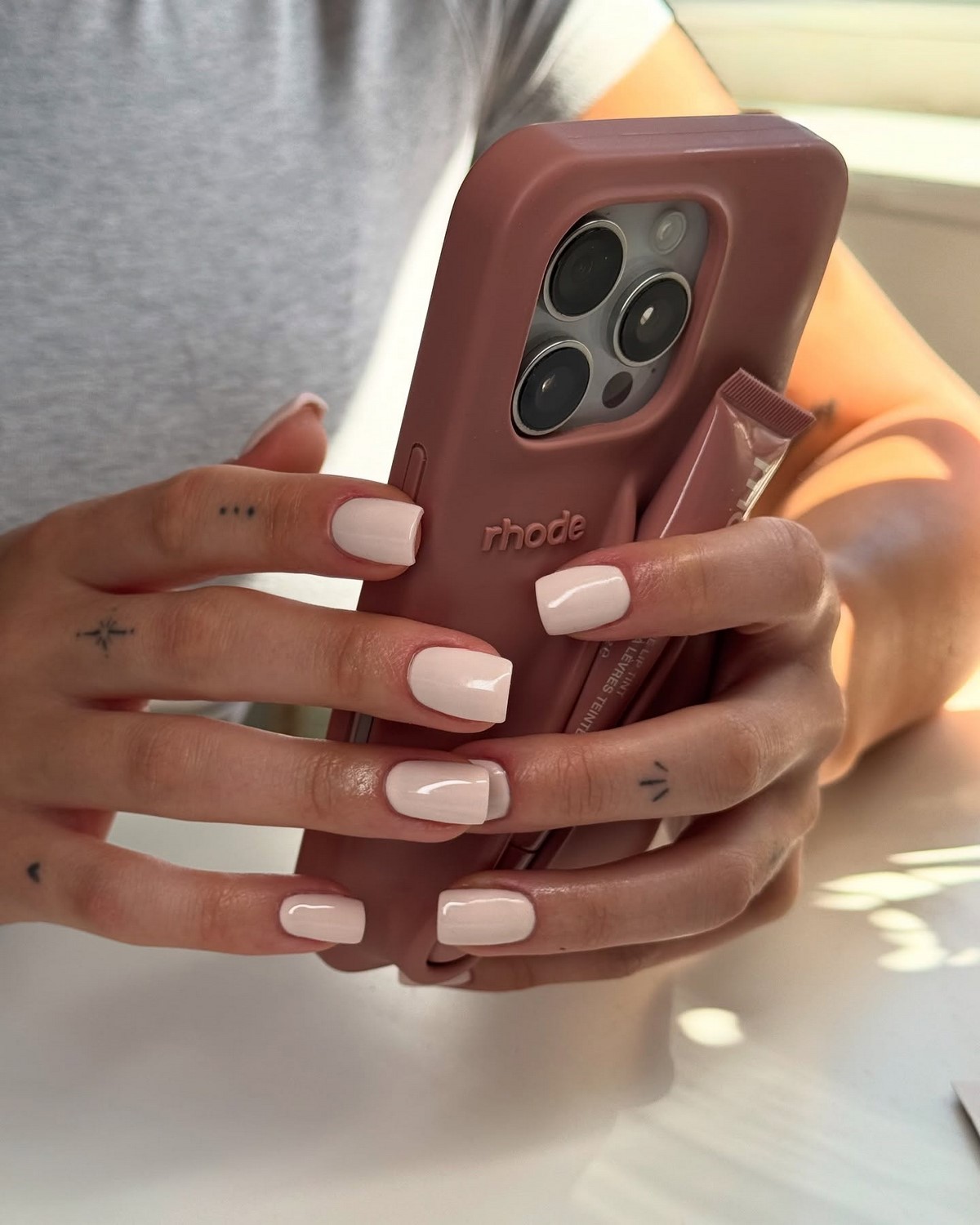 Молочний манікюр на короткі нігті весни 2026: ніжні ідеї