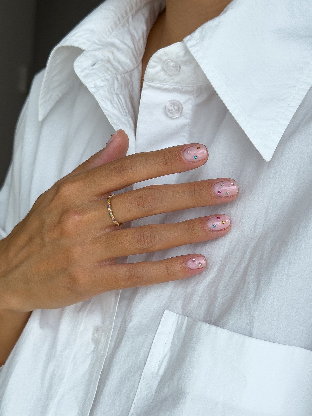 Молочний манікюр на короткі нігті весни 2026: ніжні ідеї