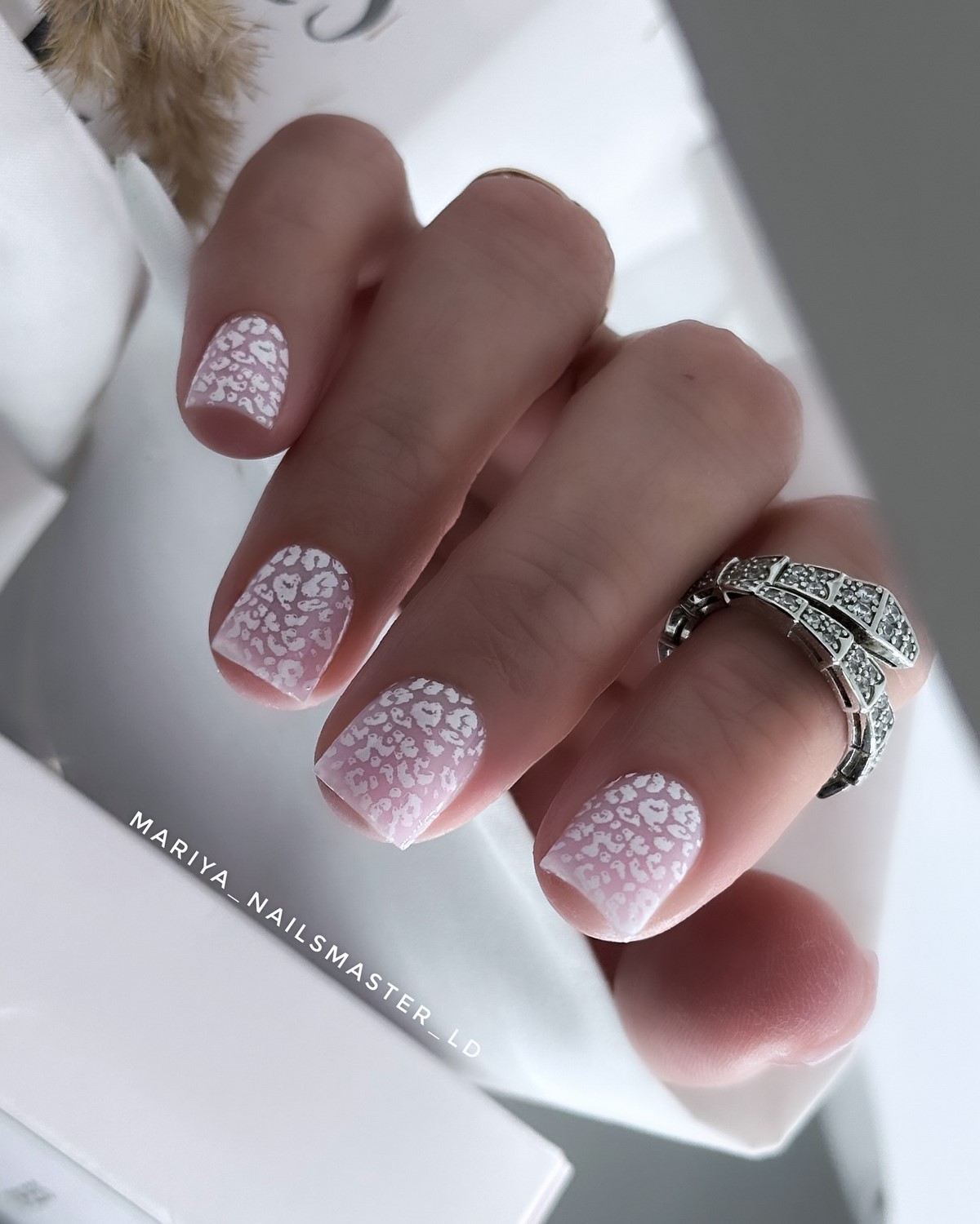 Молочний манікюр на короткі нігті весни 2026: ніжні ідеї