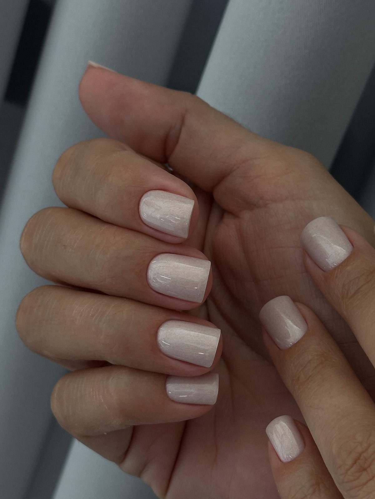 Молочний манікюр на короткі нігті весни 2026: ніжні ідеї