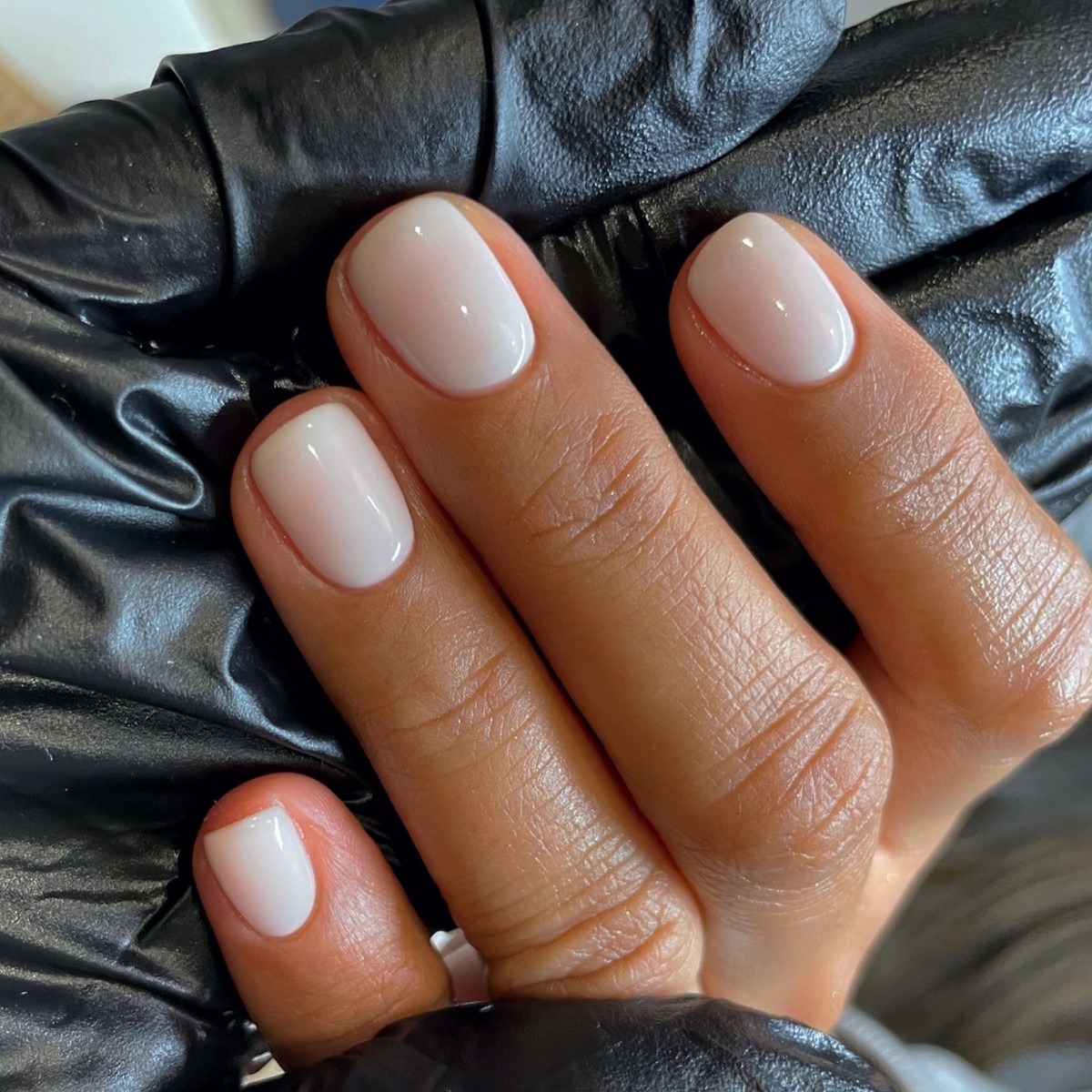 Молочний манікюр на короткі нігті весни 2026: ніжні ідеї