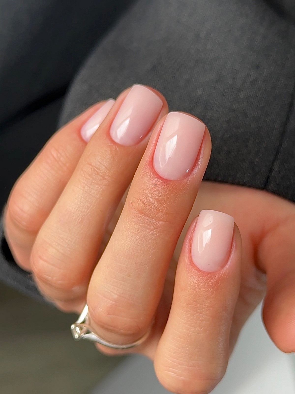 Молочний манікюр на короткі нігті весни 2026: ніжні ідеї