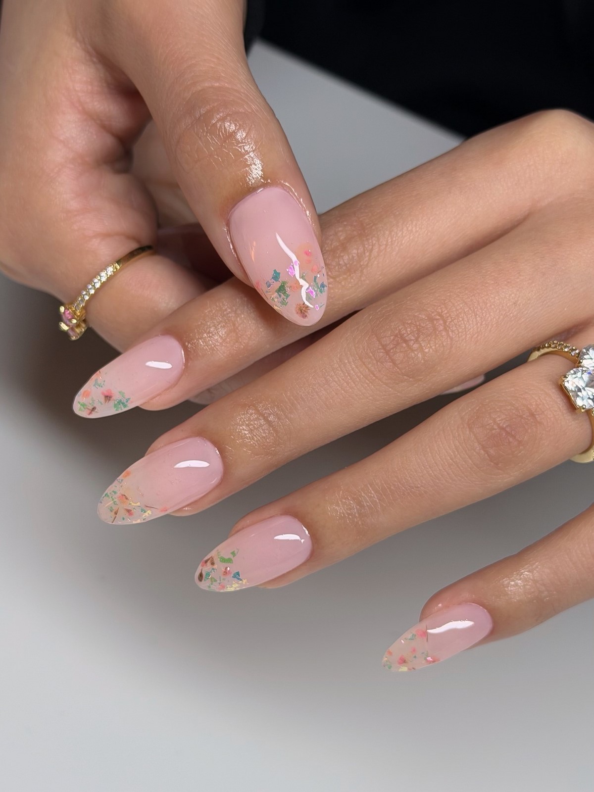 Мигдалеподібний манікюр весни 2026 – фото трендових ідей