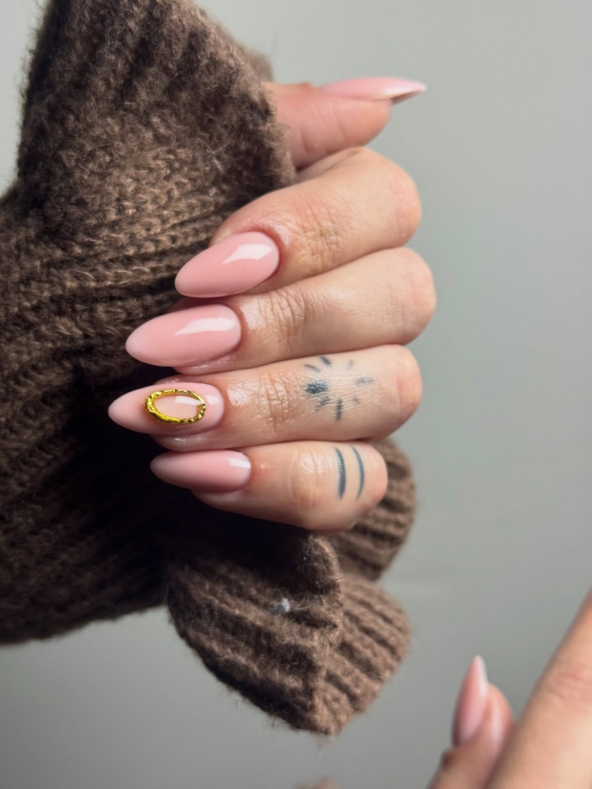 Мигдалеподібний манікюр весни 2026 – фото трендових ідей