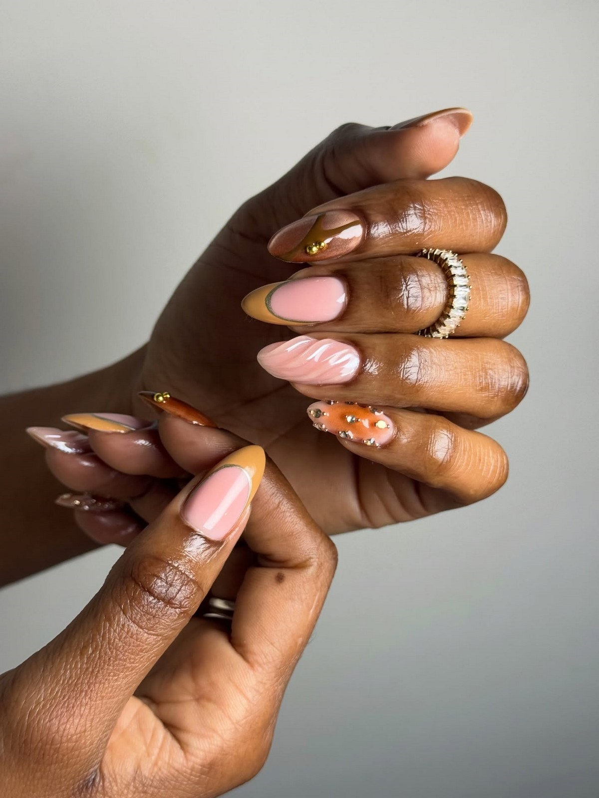 Мигдалеподібний манікюр весни 2026 – фото трендових ідей