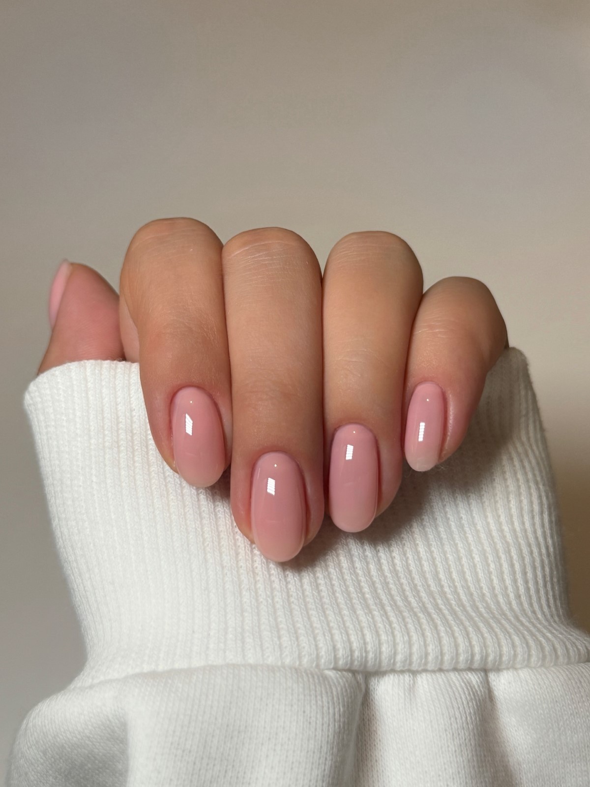 Мильний манікюр весни 2026: тренд ідеально чистих нігтів