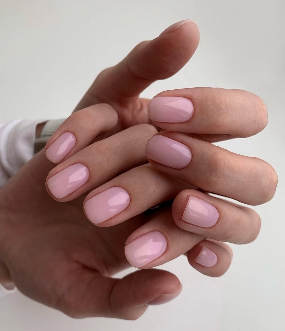Мильний манікюр весни 2026: тренд ідеально чистих нігтів