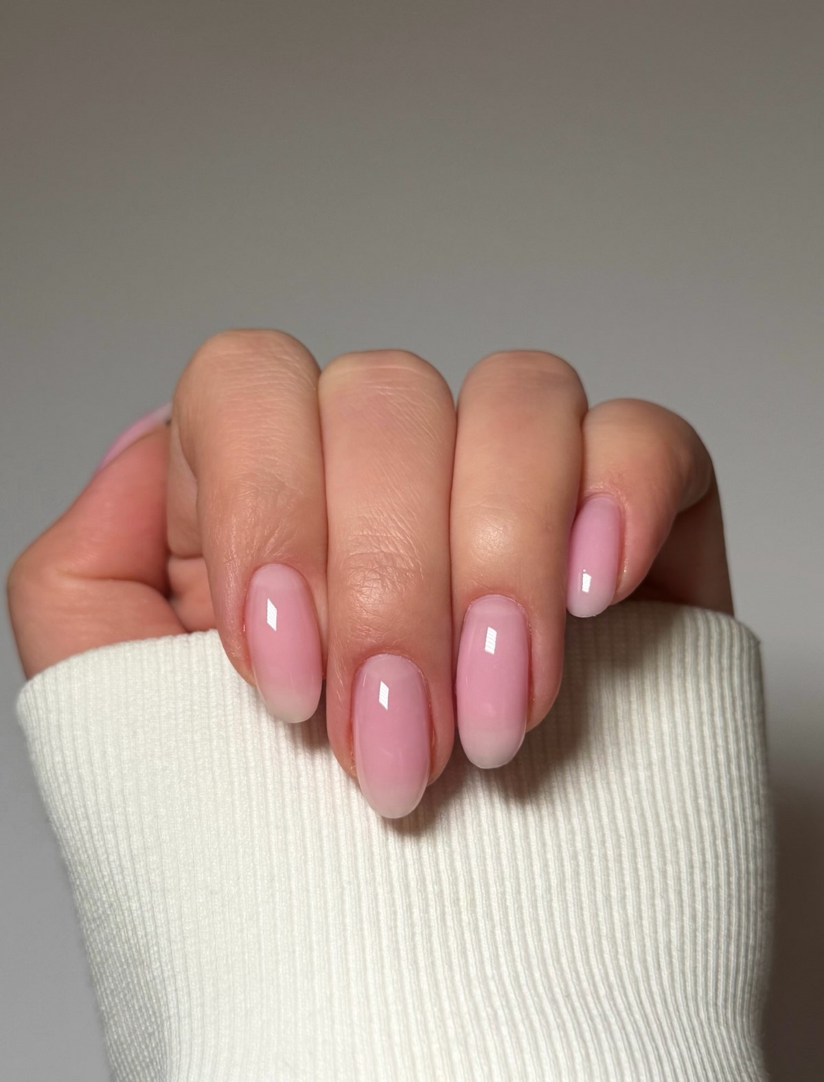 Мильний манікюр весни 2026: тренд ідеально чистих нігтів
