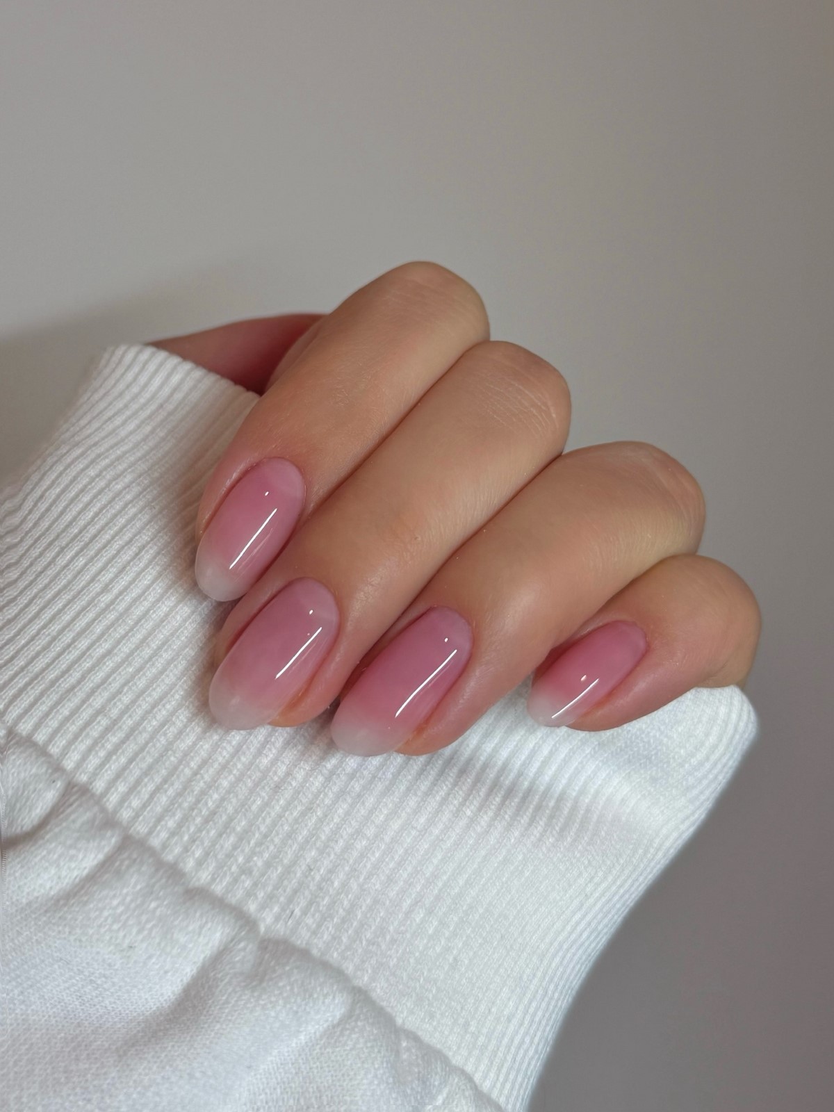 Мильний манікюр весни 2026: тренд ідеально чистих нігтів