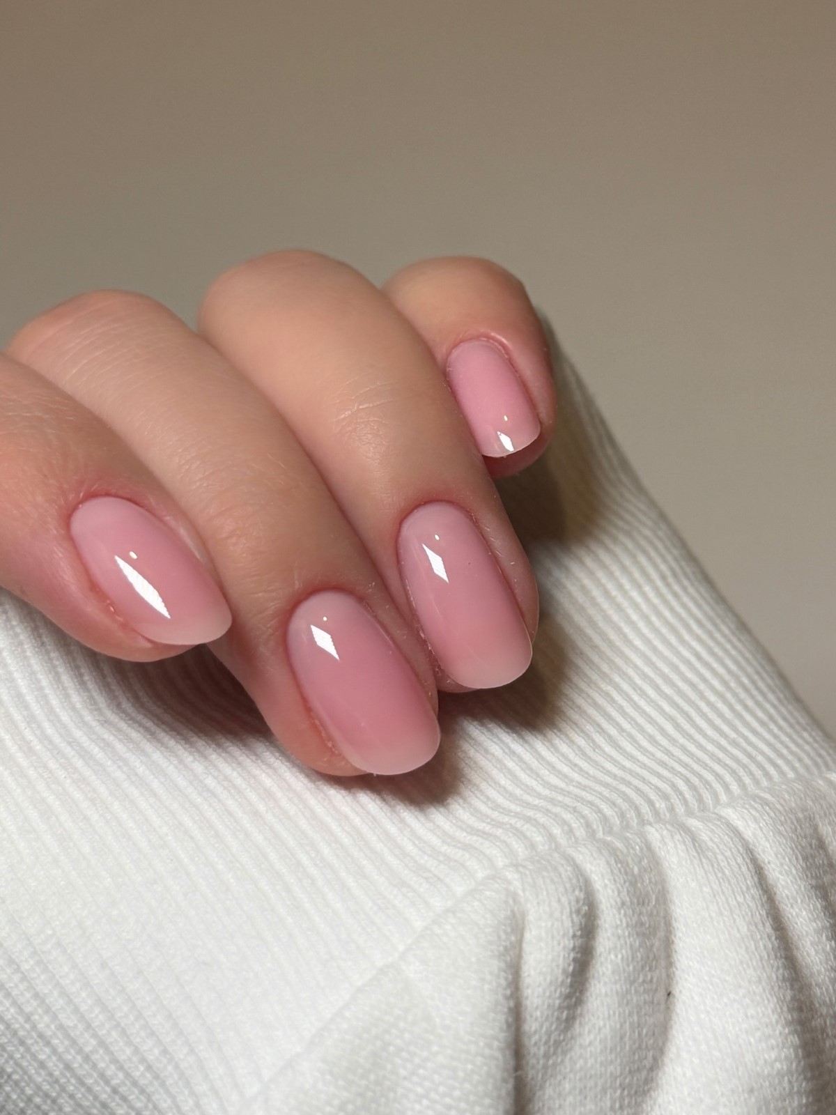 Мильний манікюр весни 2026: тренд ідеально чистих нігтів