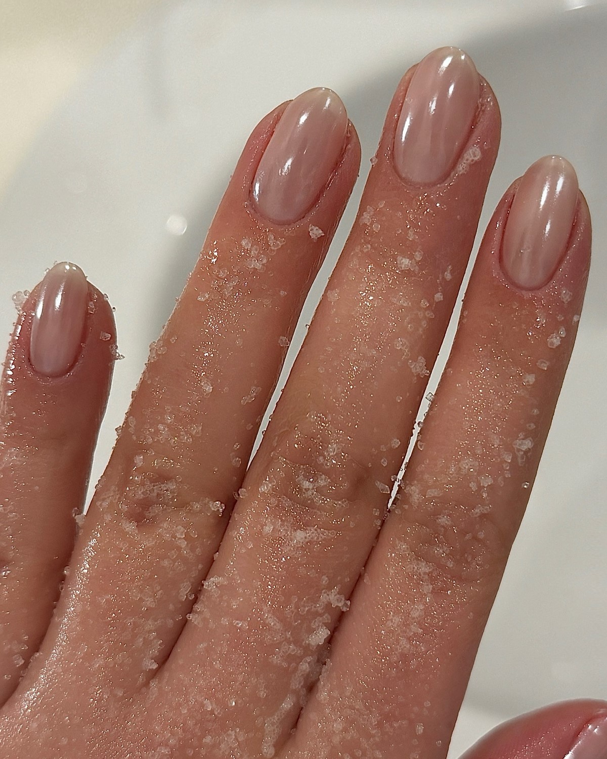 Мильний манікюр весни 2026: тренд ідеально чистих нігтів