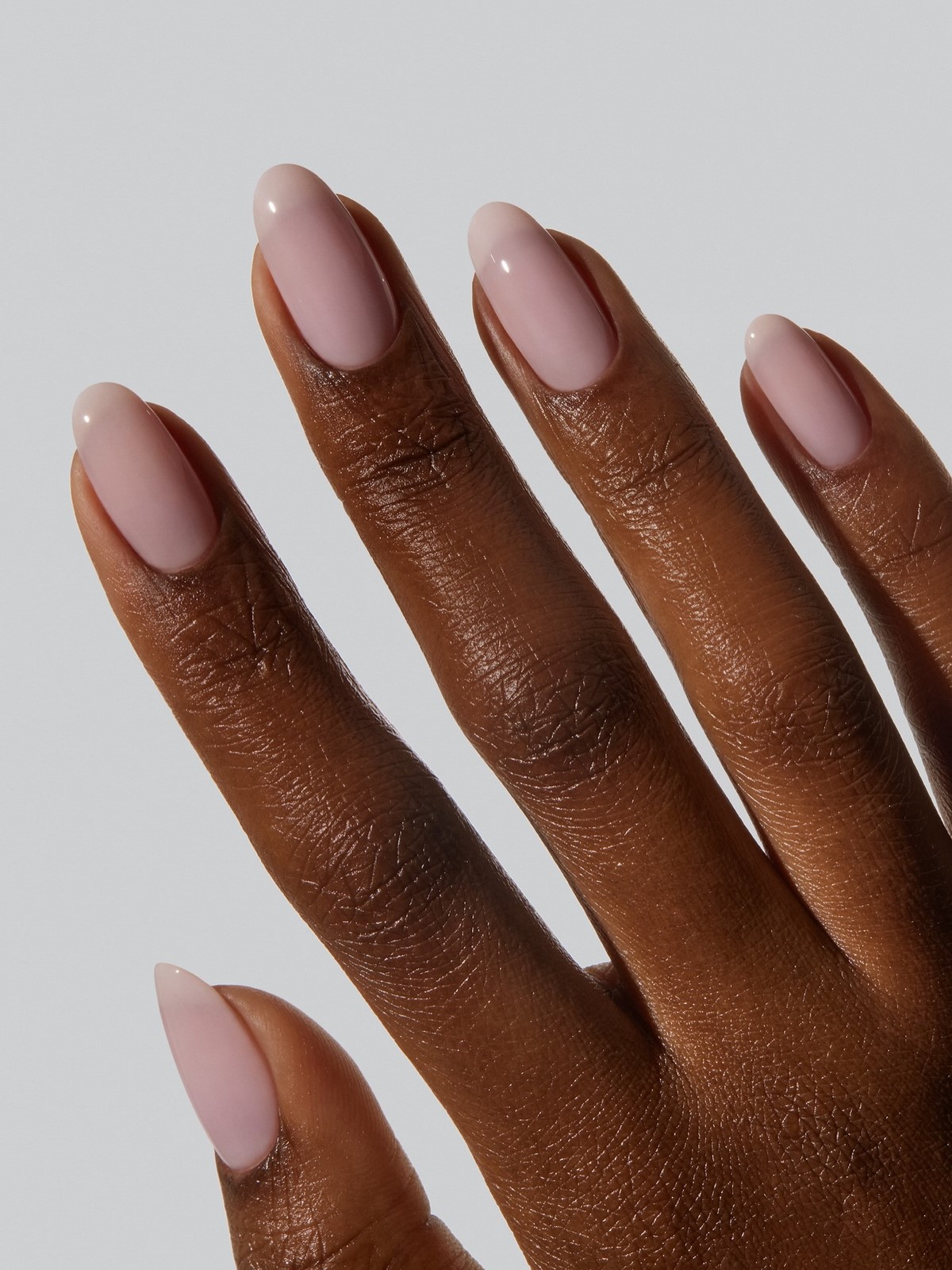 Мильний манікюр весни 2026: тренд ідеально чистих нігтів