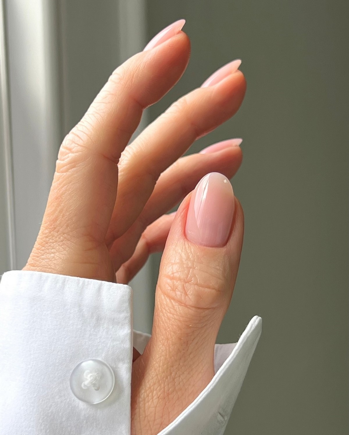 Мильний манікюр весни 2026: тренд ідеально чистих нігтів