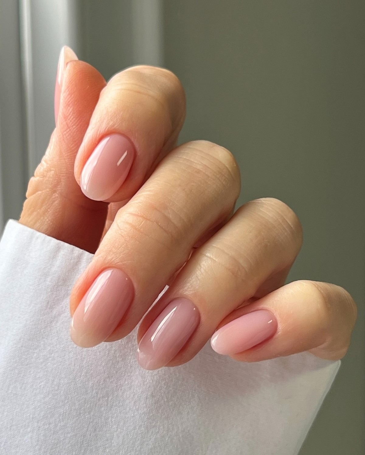 Мильний манікюр весни 2026: тренд ідеально чистих нігтів