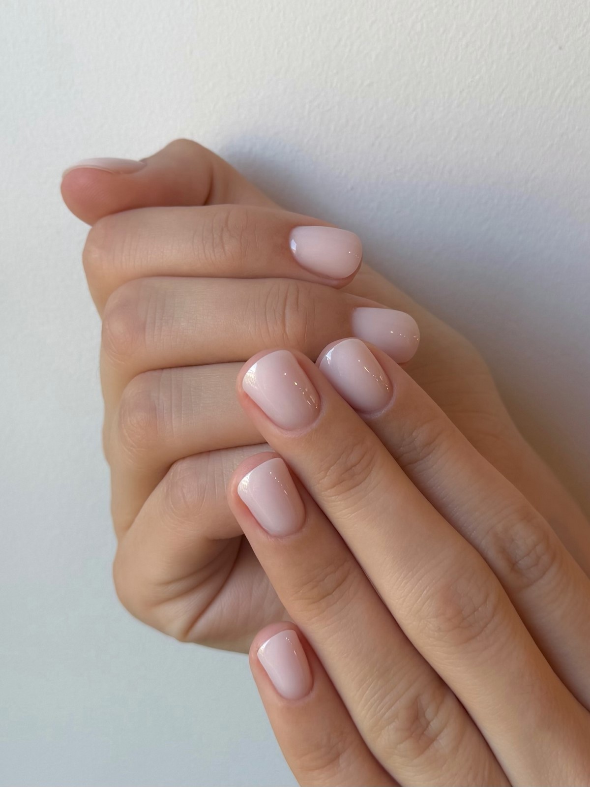 Найкрасивіші короткі нігті квітня 2026: тренди, що підкорюють