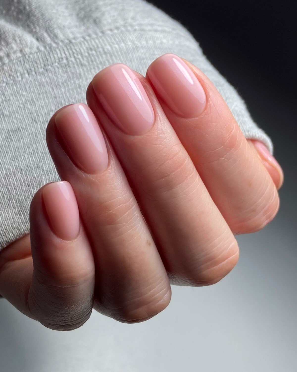 Найкрасивіші короткі нігті квітня 2026: тренди, що підкорюють