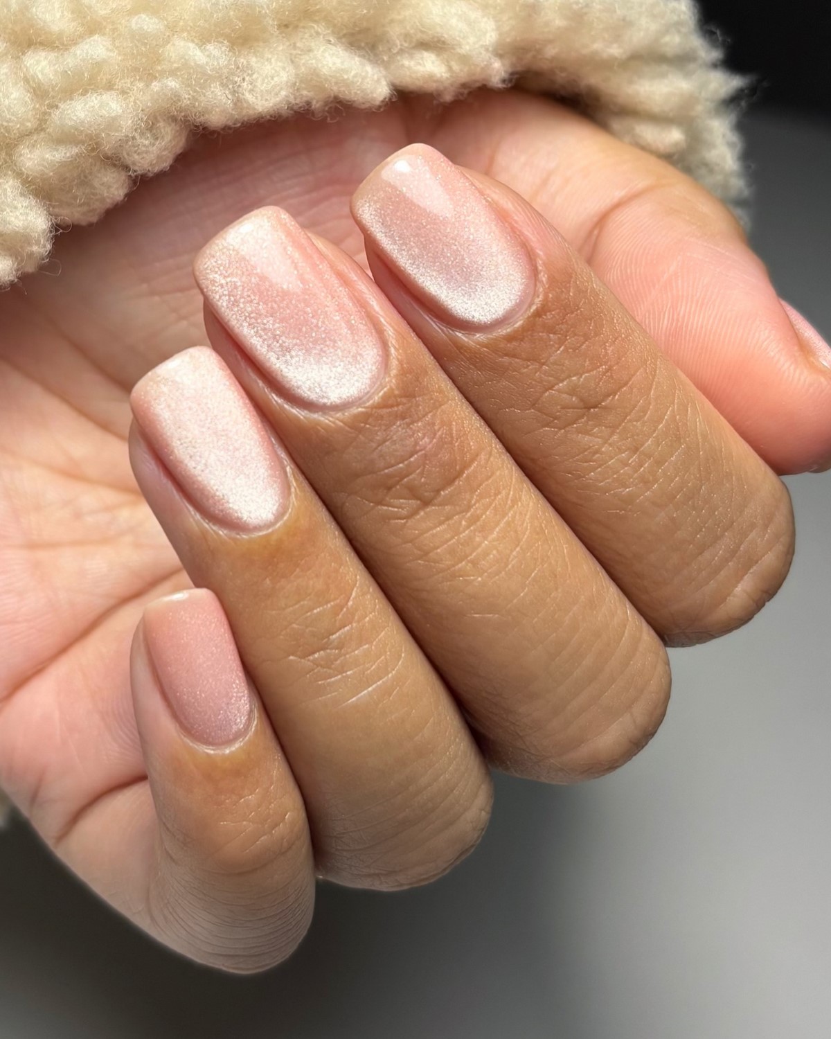 Найкрасивіші короткі нігті квітня 2026: тренди, що підкорюють