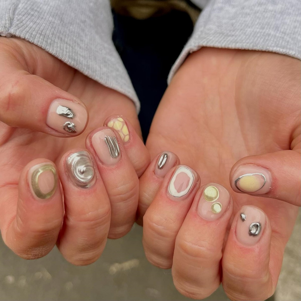 Найкрасивіші короткі нігті квітня 2026: тренди, що підкорюють