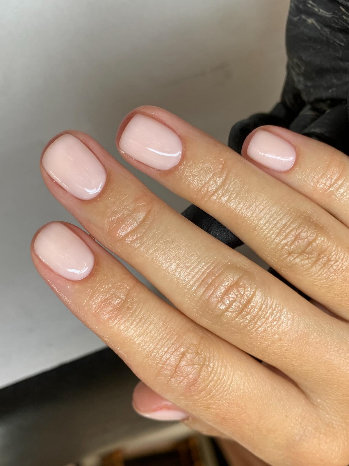 Нюдовий манікюр на короткі нігті квітня: ідеї ніжності