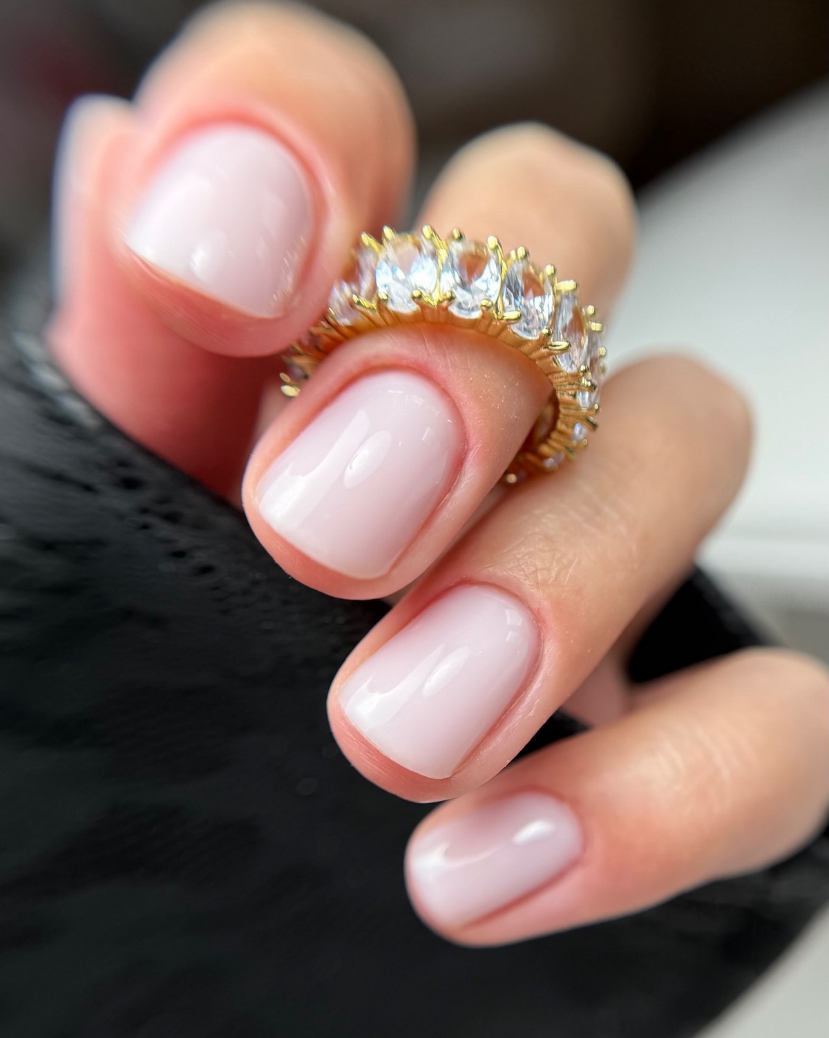 Нюдовий манікюр на короткі нігті квітня: ідеї ніжності