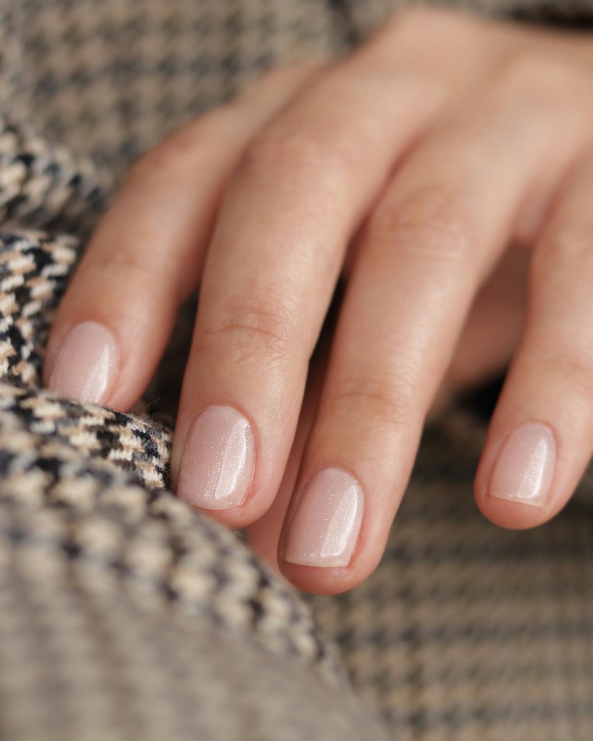 Нюдовий манікюр на короткі нігті квітня: ідеї ніжності