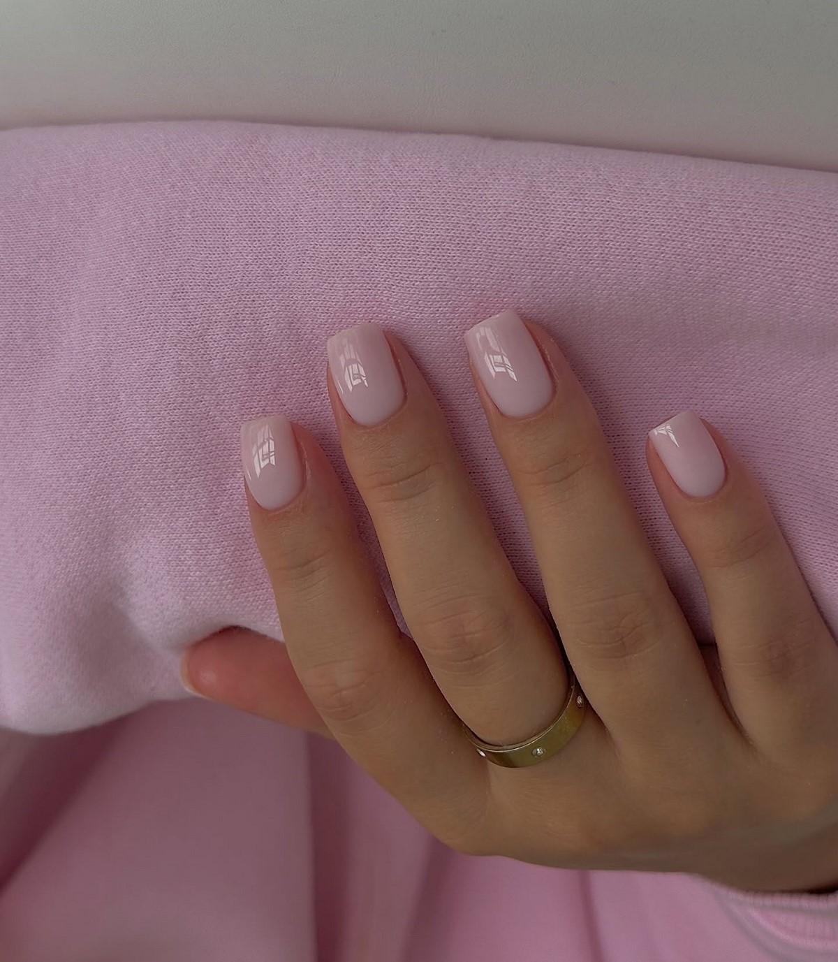 Нюдовий манікюр на короткі нігті квітня: ідеї ніжності