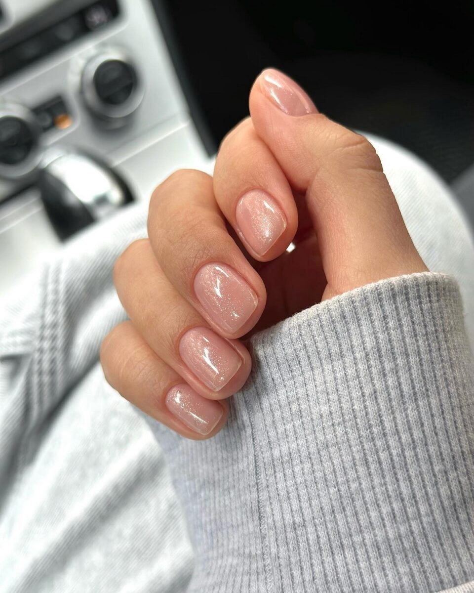 Нюдовий манікюр на короткі нігті: ніжні ідеї, що підкорюють