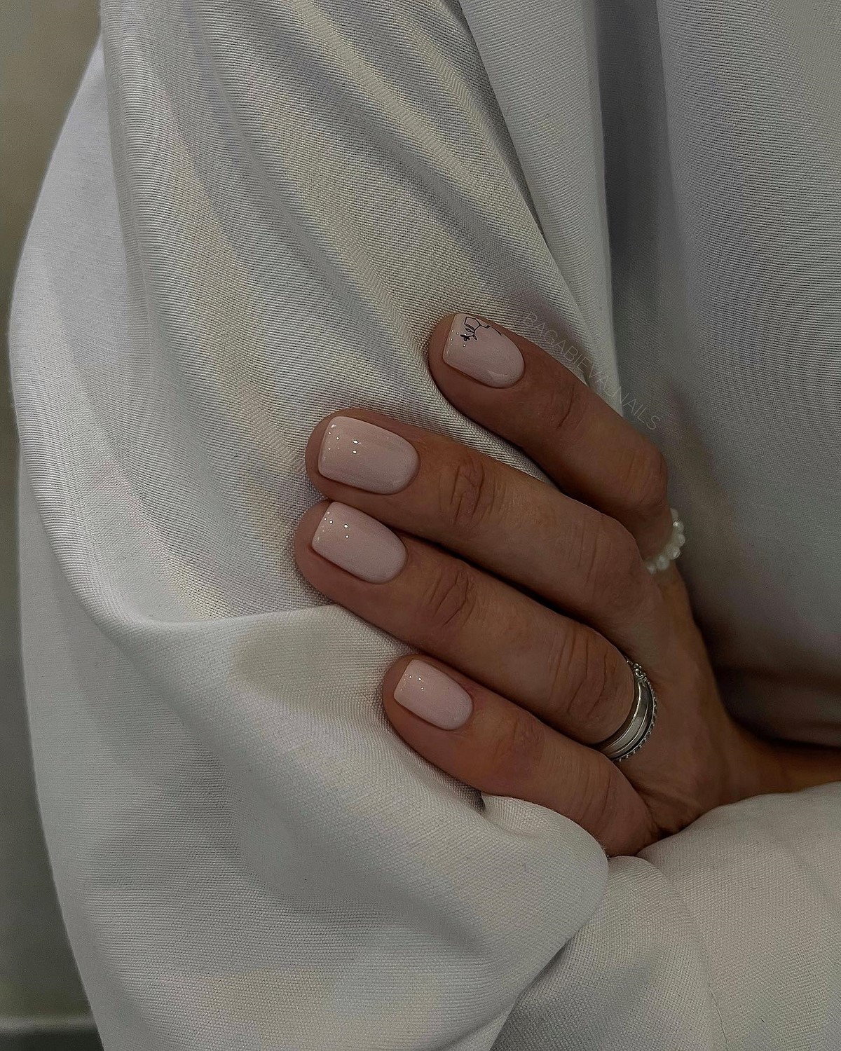 Нюдовий манікюр на короткі нігті: ніжні ідеї, що підкорюють