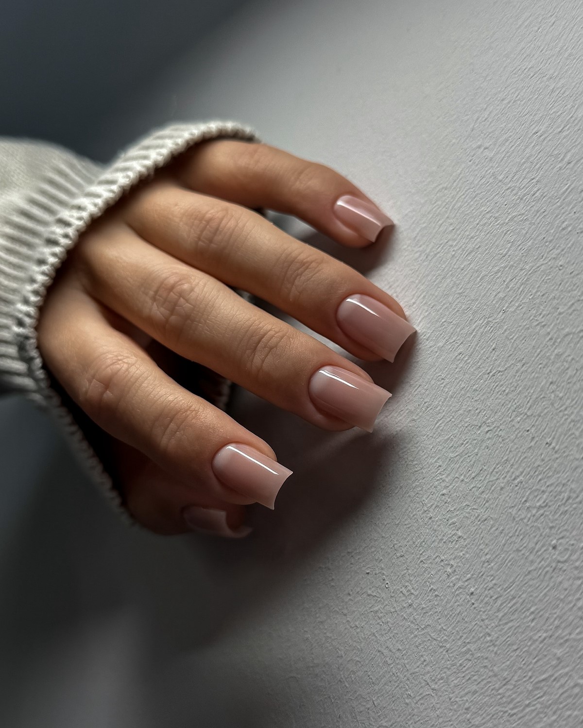 Нюдовий манікюр на короткі нігті: ніжні ідеї, що підкорюють