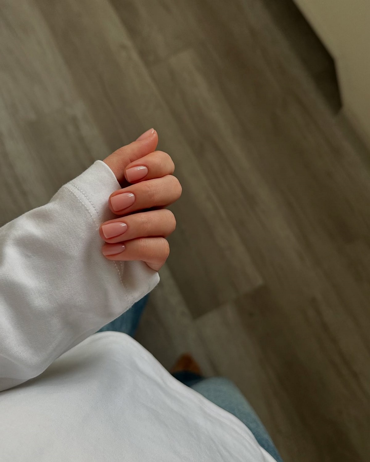 Нюдовий манікюр на короткі нігті: ніжні ідеї, що підкорюють