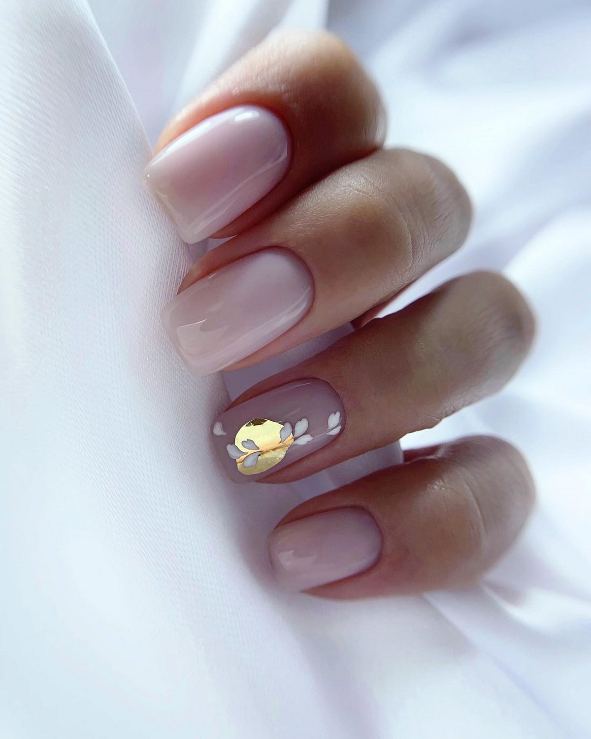 Нюдовий манікюр на короткі нігті: ніжні ідеї, що підкорюють