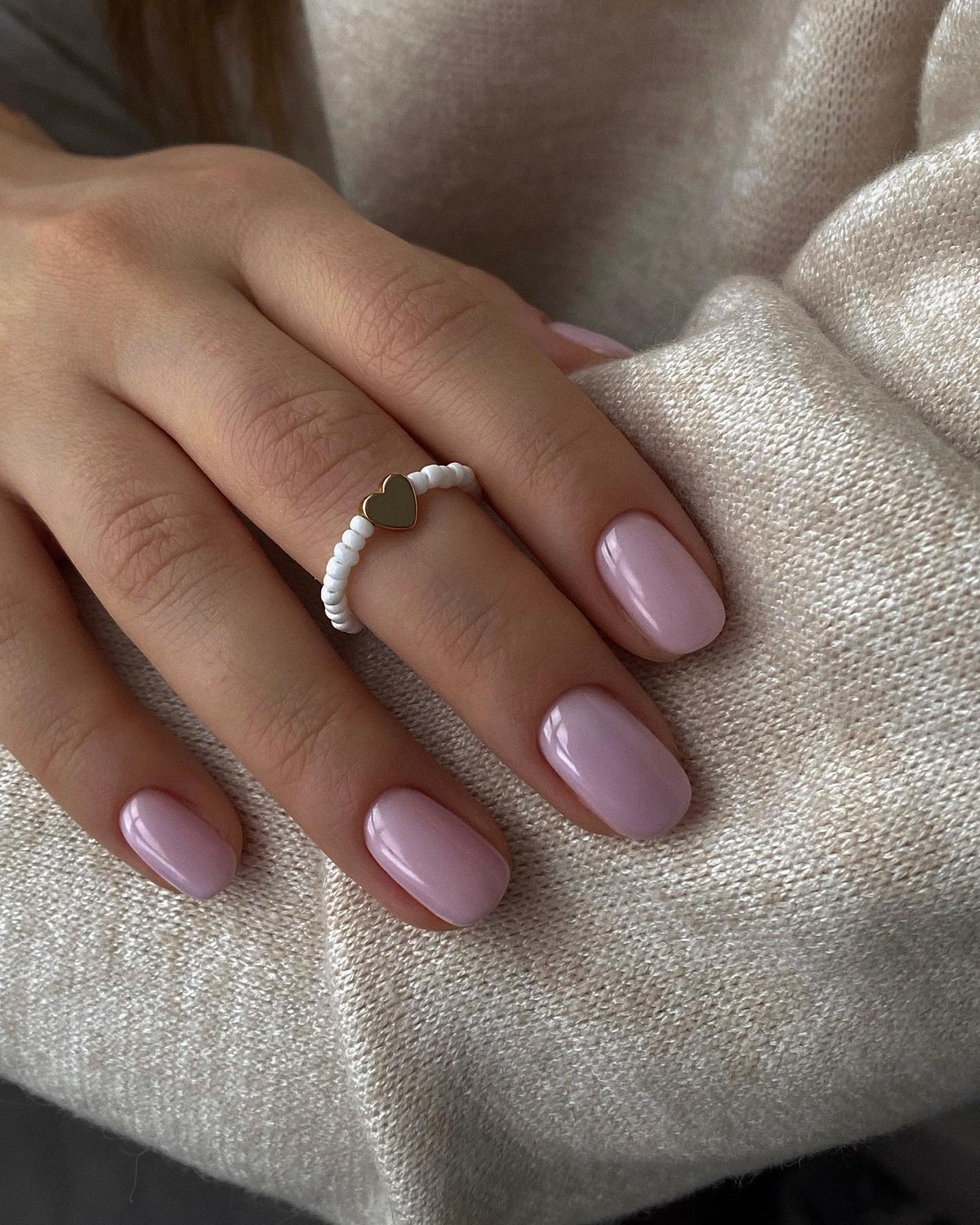 Нюдовий манікюр на короткі нігті: ніжні ідеї, що підкорюють