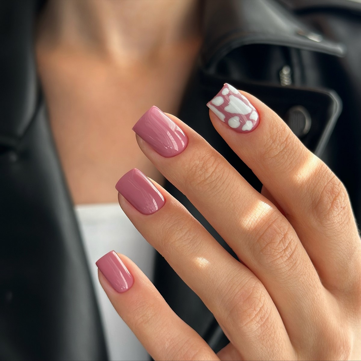 Нюдовий манікюр на короткі нігті: ніжні ідеї, що підкорюють